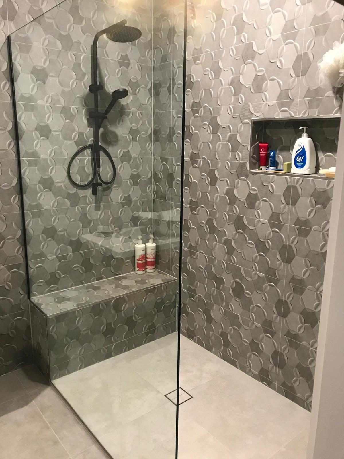 Walk-in shower with a geometric feature wall